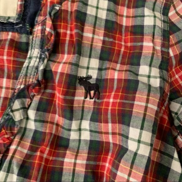 Abercrombie and Fitch womens size S red green white button down with front tie - Picture 9 of 9